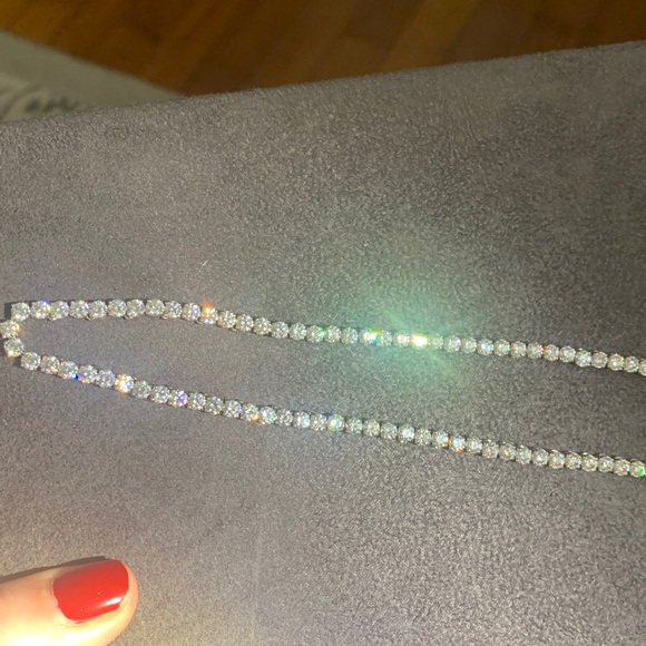 Absolutely stunning tennis necklace, extremely high quality sparkly stones.Must!